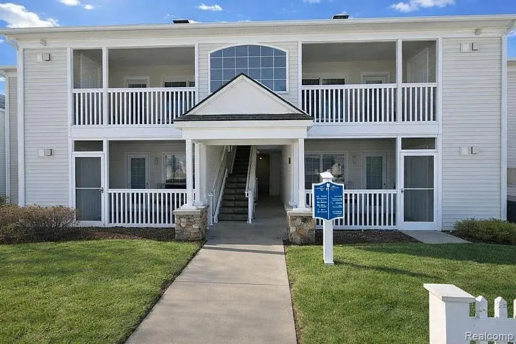 2775 S Knightsbridge CIR, Ann Arbor, MI 48105