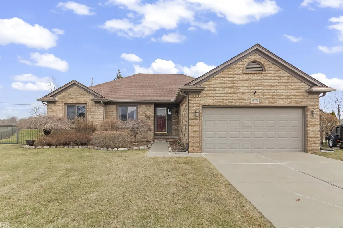 36779 N Pointe Cir ST, New Baltimore, MI 48047