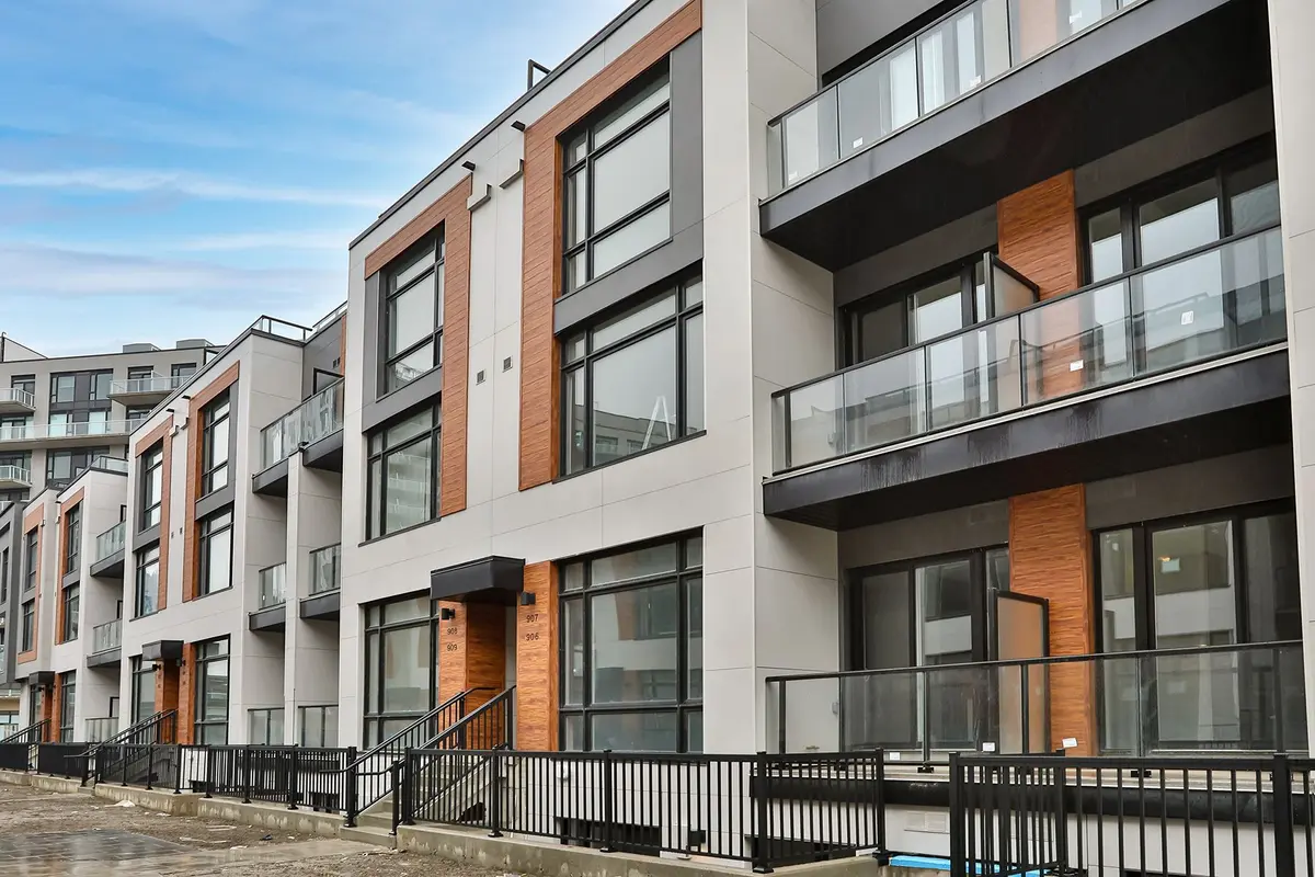 2 Steckley House LN #906, Richmond Hill, ON L4S 1M4