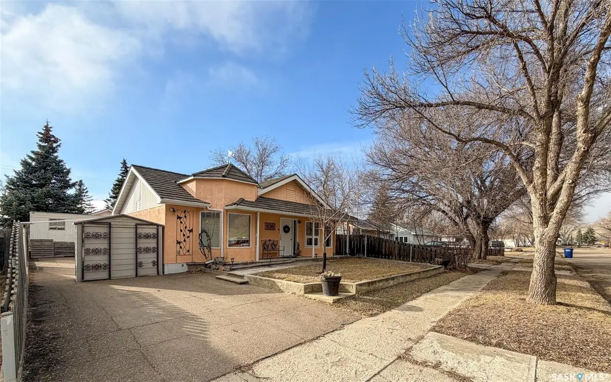 118 Cedar AVENUE N, Eastend, SK S0N 0T0