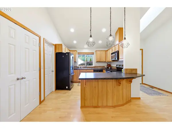 922 NE TRAVIS DR, Silverton, OR 97381