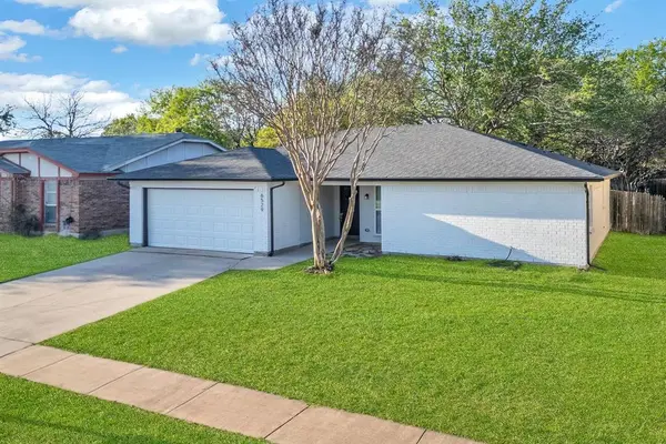 6529 Blue Grass Drive, Watauga, TX 76148