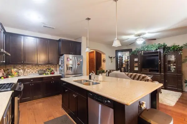 1605 Brook Glen Drive, Euless, TX 76039