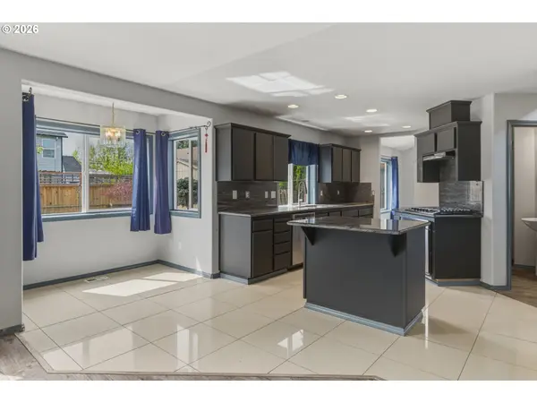 1818 NE BLUE HERON DR, Portland, OR 97211