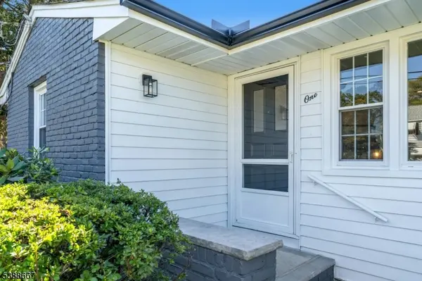 1 Crestwood Ln, Clark Twp., NJ 07066