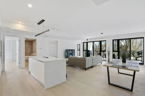 200 Keewatin AVE #304, Toronto C03, ON M4P 1Z8