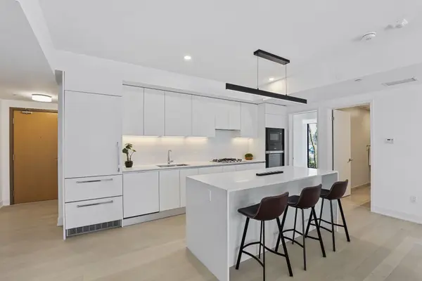 200 Keewatin AVE #304, Toronto C03, ON M4P 1Z8