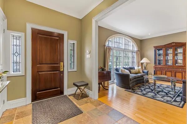 34 Garden AVE, Richmond Hill, ON L4C 6L9