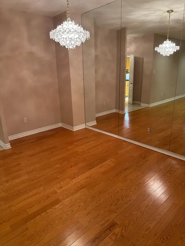 11 Townsgate DR ##107, Vaughan, ON L4J 8G4