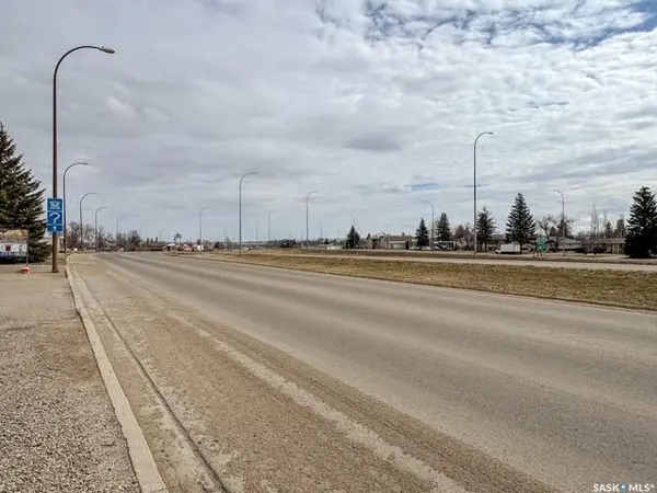 405 N Service ROAD W #3, Swift Current, SK S9H 4X5