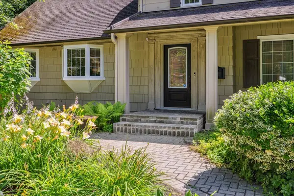 1258 Ravine DR, Mississauga, ON L5J 3E4