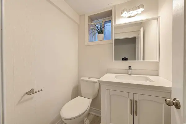 4 Nashland AVE, Toronto W08, ON M9B 2V4