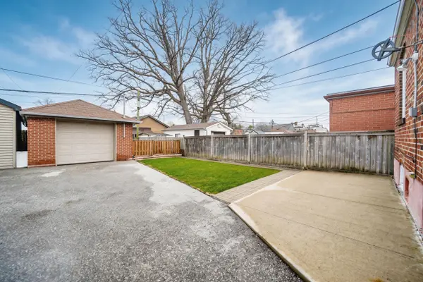 617 Caledonia RD, Toronto W04, ON M6E 4V7