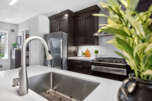 19 Park LN, Toronto W07, ON M8Y 1R7