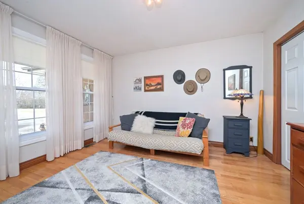 11 Lynda AVE, Mono, ON L9W 1Z4