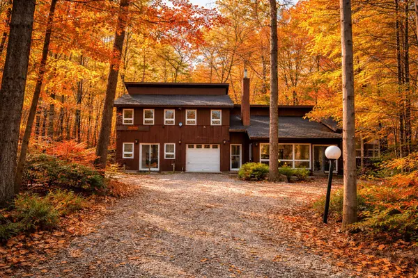 10277 Grand Oaks DR, Lambton Shores, ON N0M 1T0