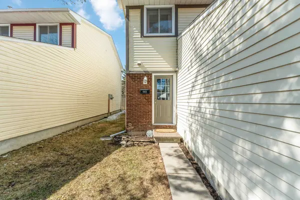 1964 Garden Park LN, Blackburn Hamlet, ON K1B 5B2