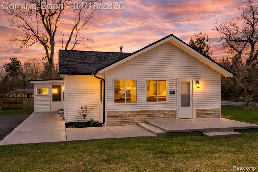 2514 Barton ST, Commerce Charter Township, MI 48382