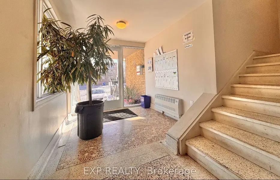 5 Paisley BLVD E #104, Mississauga, ON L6A 1P3