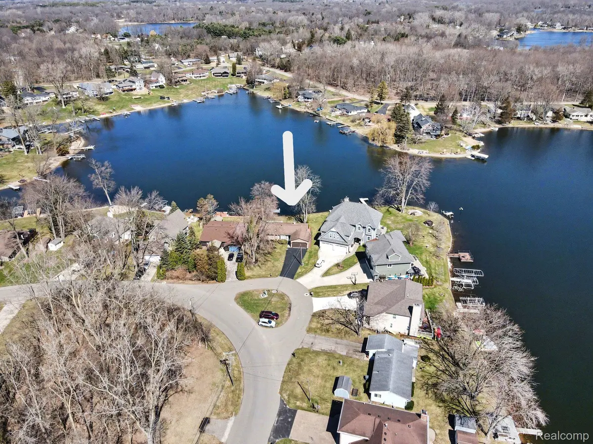 11591 PLEASANT VIEW DR, Hamburg Township, MI 48169