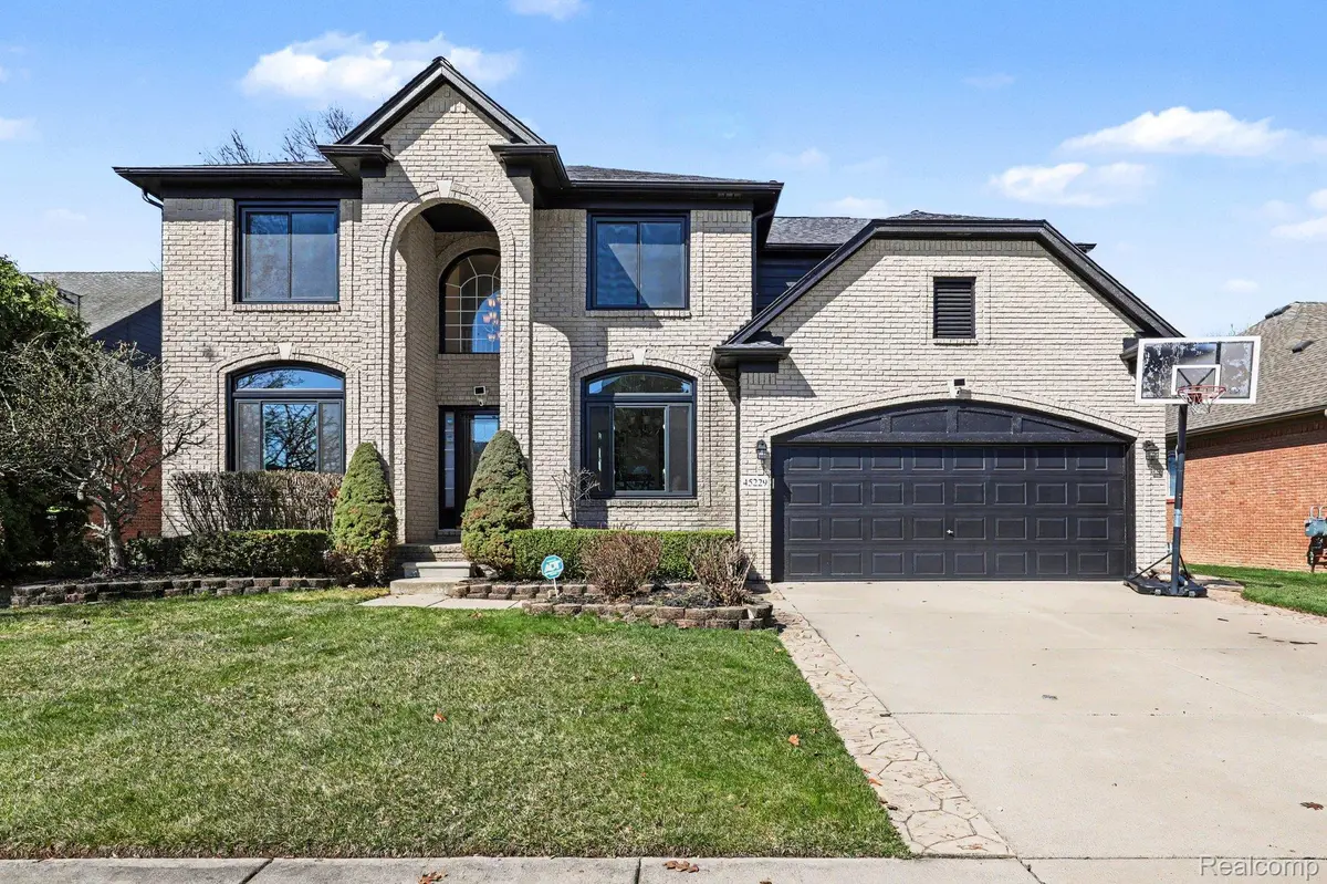 45229 Thorn Tree LN, Macomb Township, MI 48044