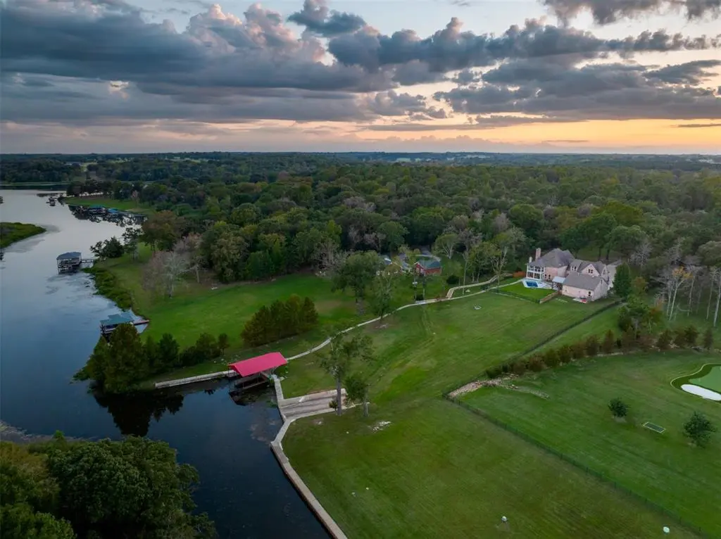 2001 Rose Pointe, Athens, TX 75752