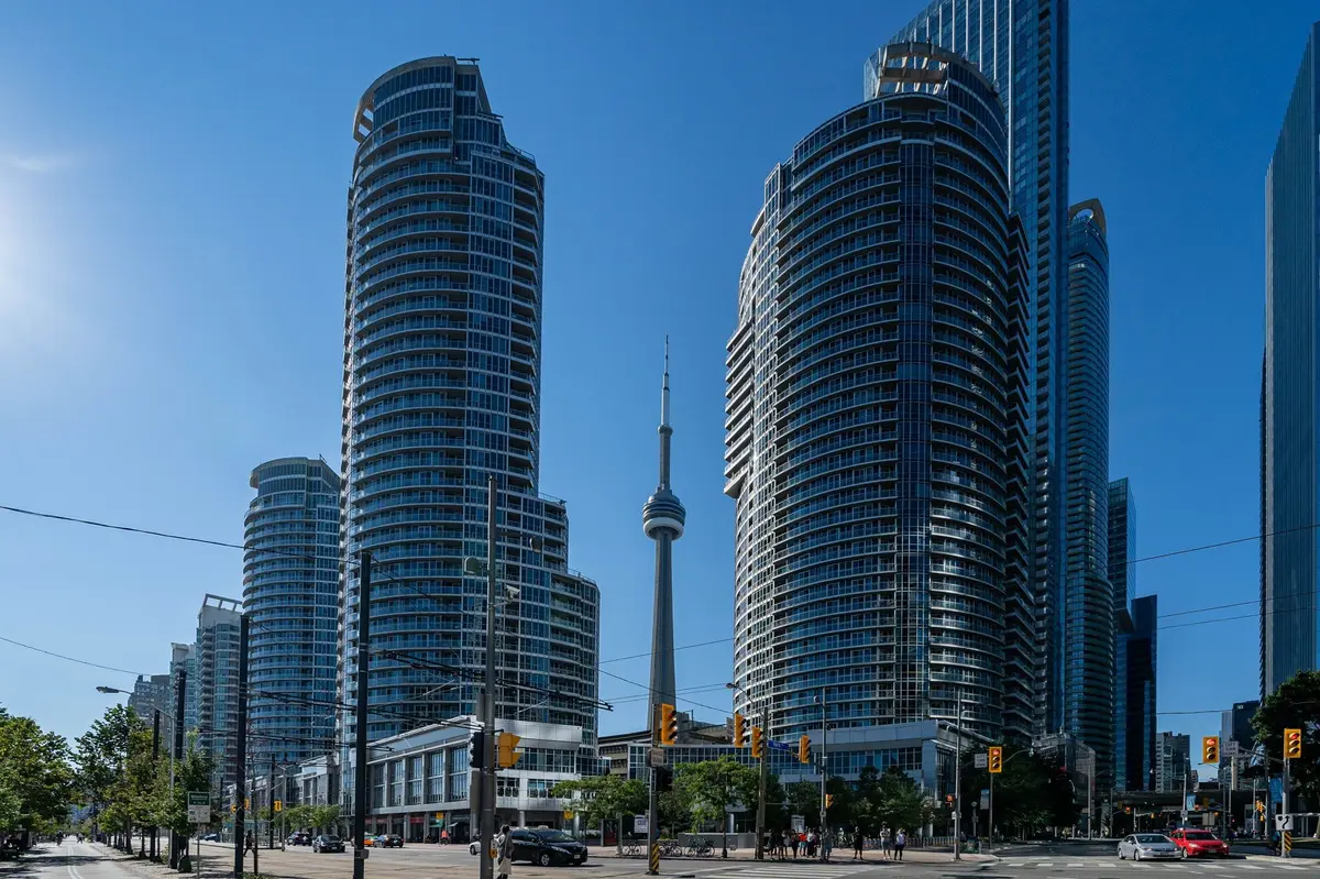 208 Queens Quay W #2111, Toronto C01, ON M5J 2Y5