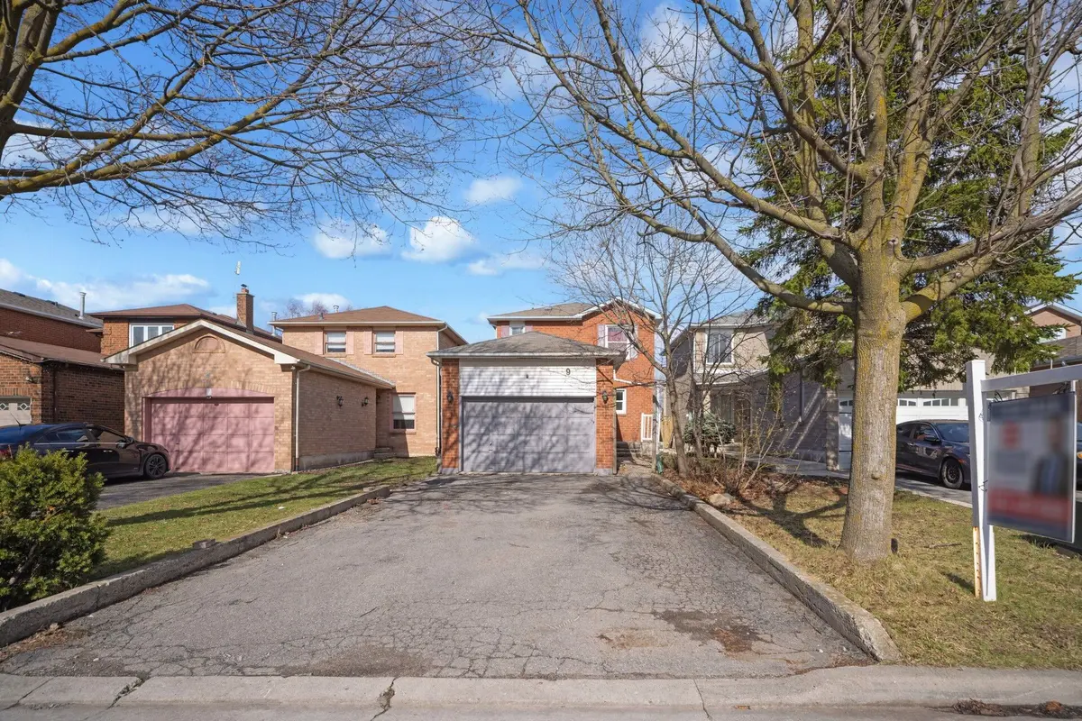9 Wayne Nicol DR, Brampton, ON L6X 3Y5