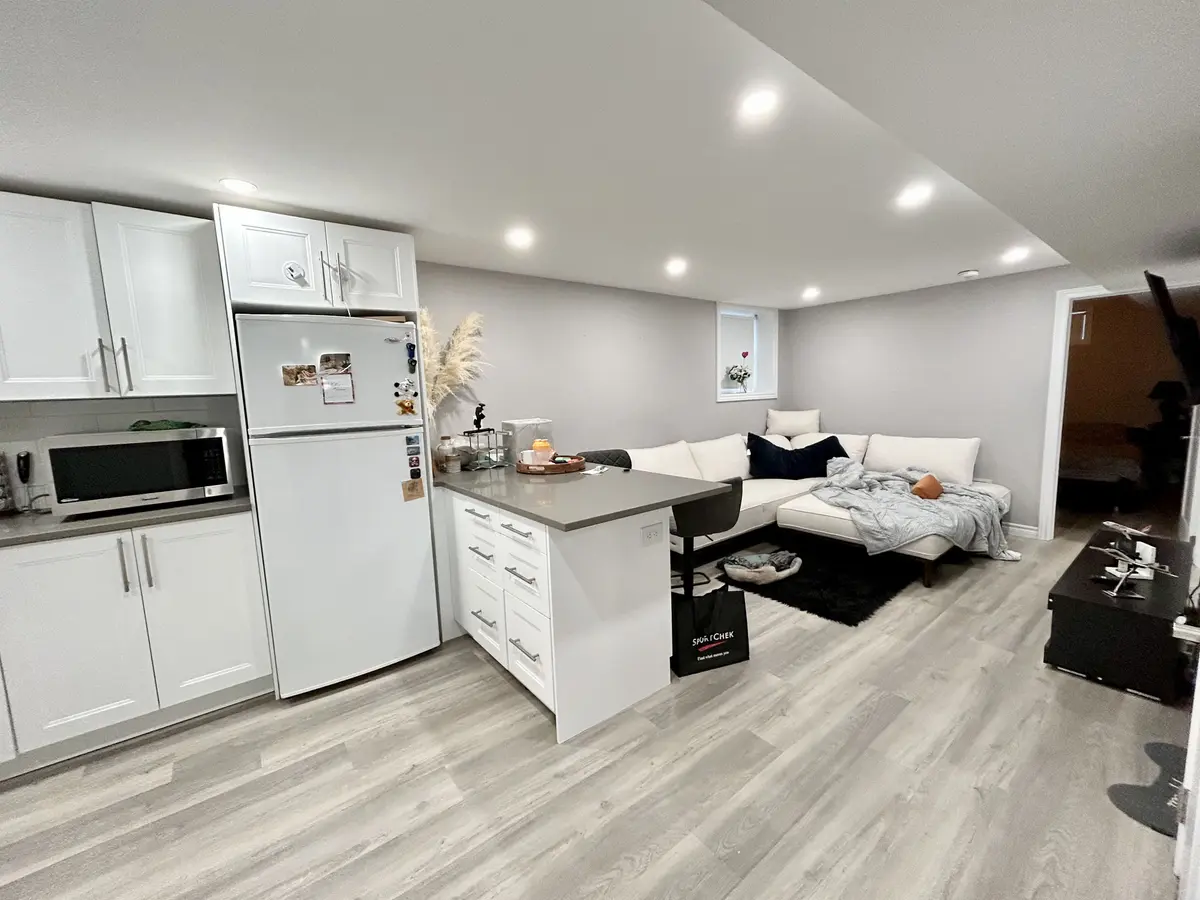 18 Queenston CRES #Lower, London East, ON N5W 1N6