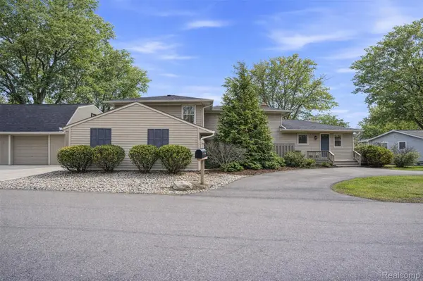 5370 Edgelake DR, Hamburg Township, MI 48169