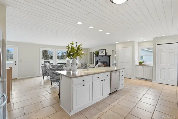 5370 Edgelake DR, Hamburg Township, MI 48169