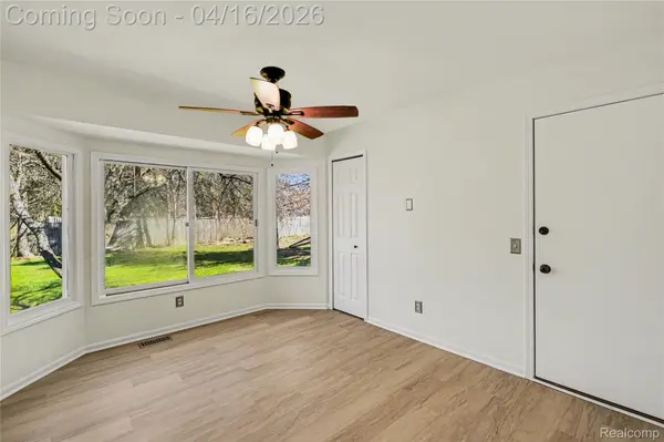 5238 Kristi LN, Commerce Charter Township, MI 48382