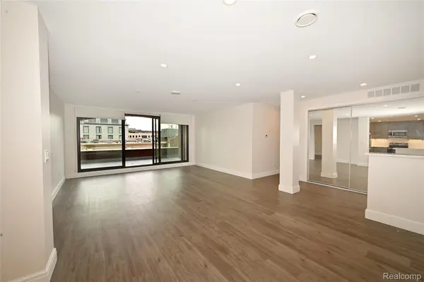 211 E Merrill Street #302, Birmingham, MI 48009