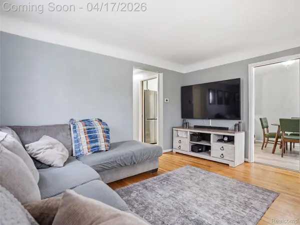 22940 Maxine ST, St. Clair Shores, MI 48080