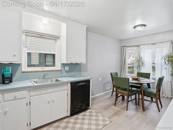 22940 Maxine ST, St. Clair Shores, MI 48080