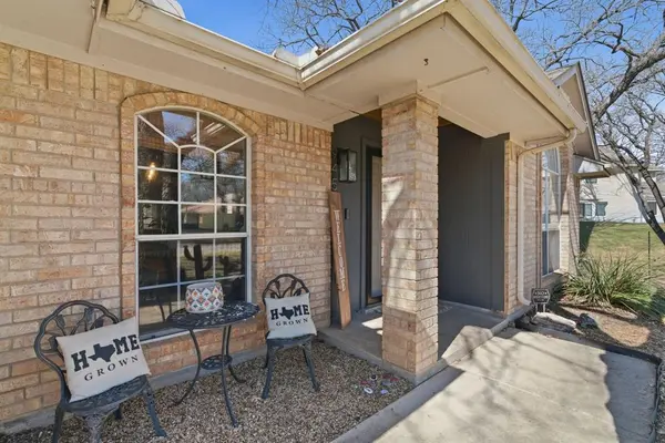 945 Lake Ridge Drive, Azle, TX 76020