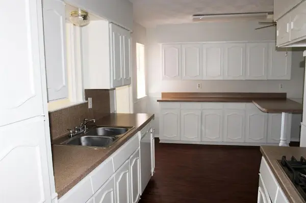 124 Oakhurst Drive, Bedford, TX 76022