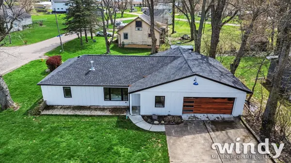 8274 Pokagon RD, Watervliet Twp, MI 49098