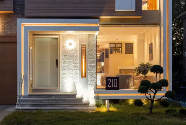 210 Glenayr RD, Toronto C03, ON M5P 3C3