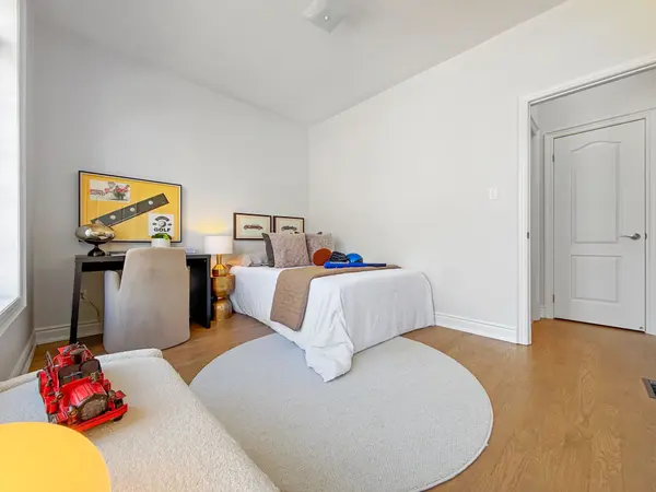 1082 Bob Scott CT, Newmarket, ON L3X 3L7