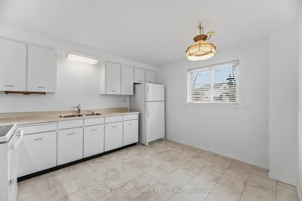 11 St Andrew's CT, Aurora, ON L4G 3B2