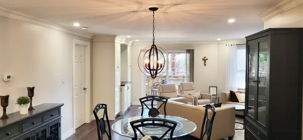 1210 Thorpe RD #317, Burlington, ON L7S 2G8