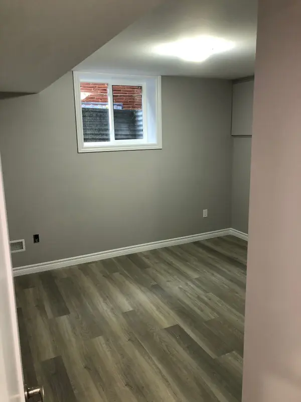 18 Queenston CRES #Lower, London East, ON N5W 1N6