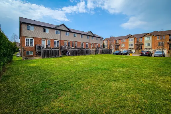 151 Green RD #13, Hamilton, ON L8G 3X2