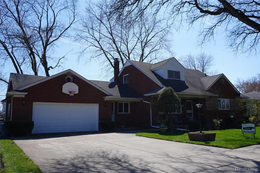 8184 Busch, Center Line, MI 48015