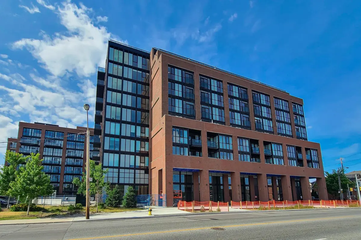 2300 St Clair AVE W #915, Toronto W02, ON M6N 0B3