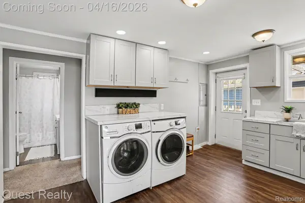 6510 Oakridge DR, Waterford Charter Township, MI 48329