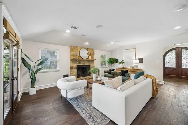 1572 Stemmons Avenue, Dallas, TX 75208