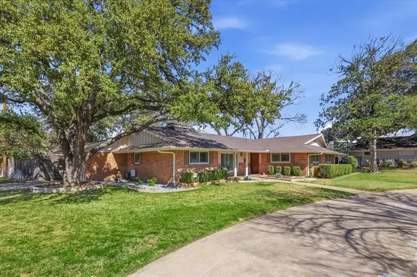 4609 Hildring Drive E, Fort Worth, TX 76109