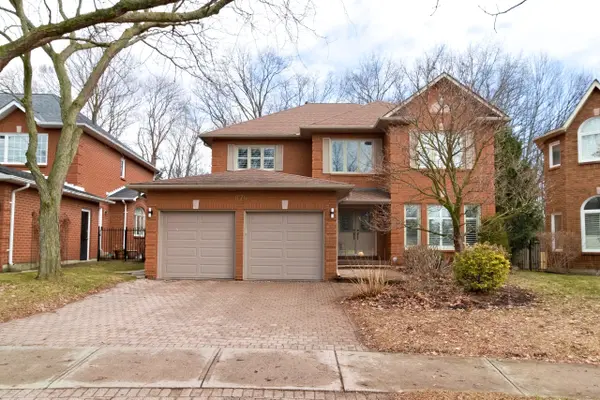 876 Darwin DR,  Pickering,  ON L1X 2P8